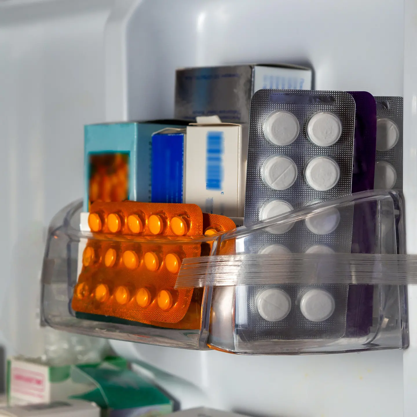 Zu sehen sind Arzneimittel im Kühlschrank 