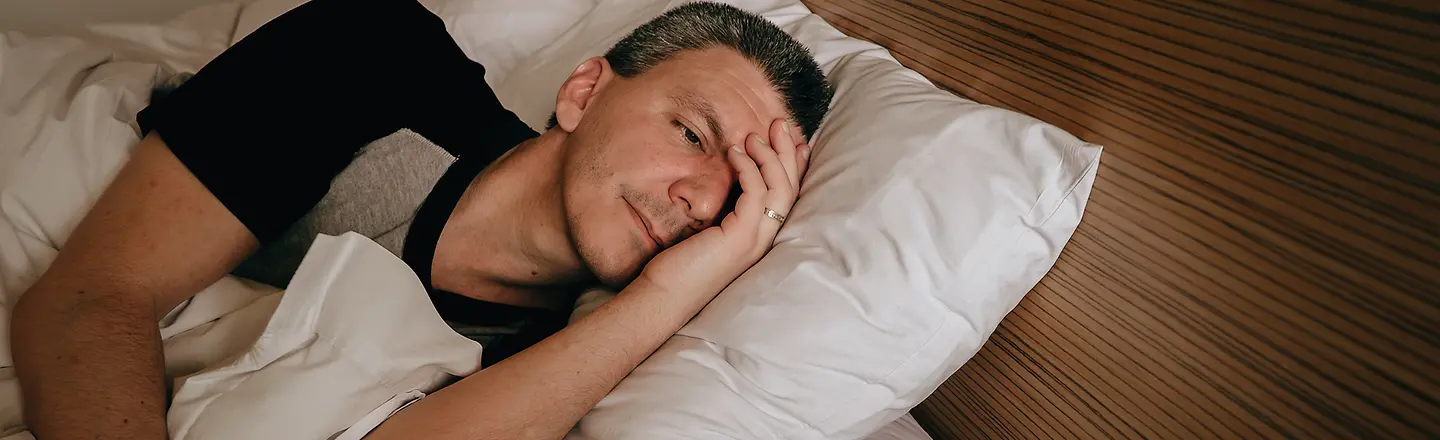 Ein Mann leidet unter Schlafstörungen, die durch Einsamkeit ausgelöst wurden.