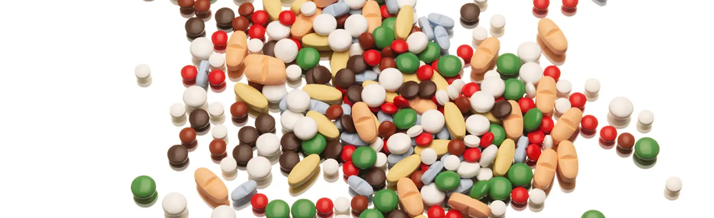 Viele farbige Tabletten liegen auf einem Haufen auf einem Tisch