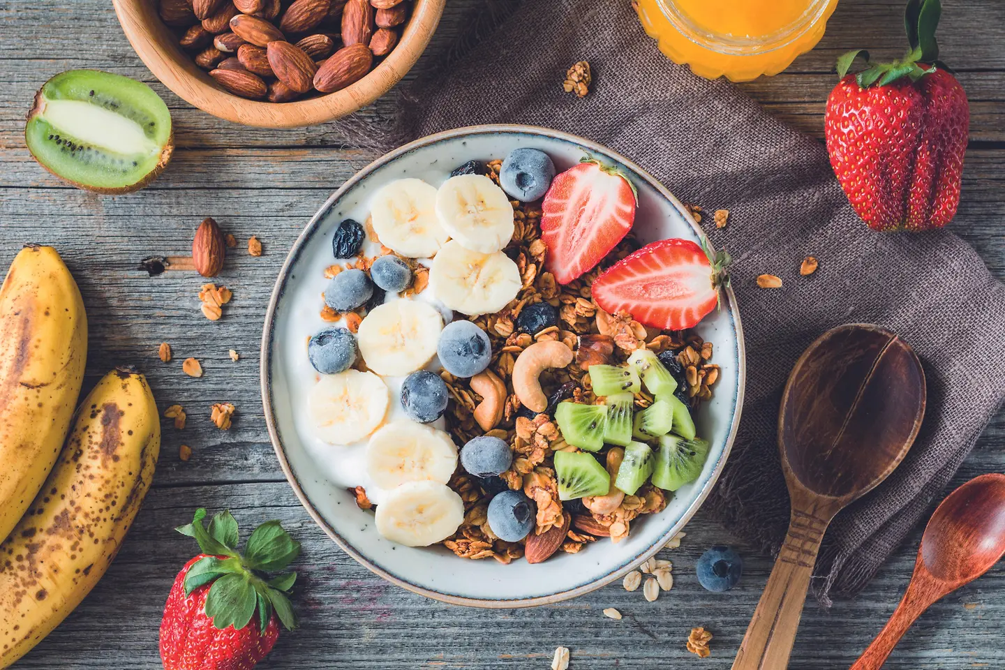 Eine Schale Müsli mit Joghurt, Nüssen und Früchten