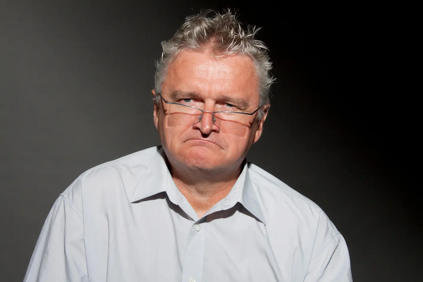 Zu sehen ist ein grimmig blickender älterer Mann 