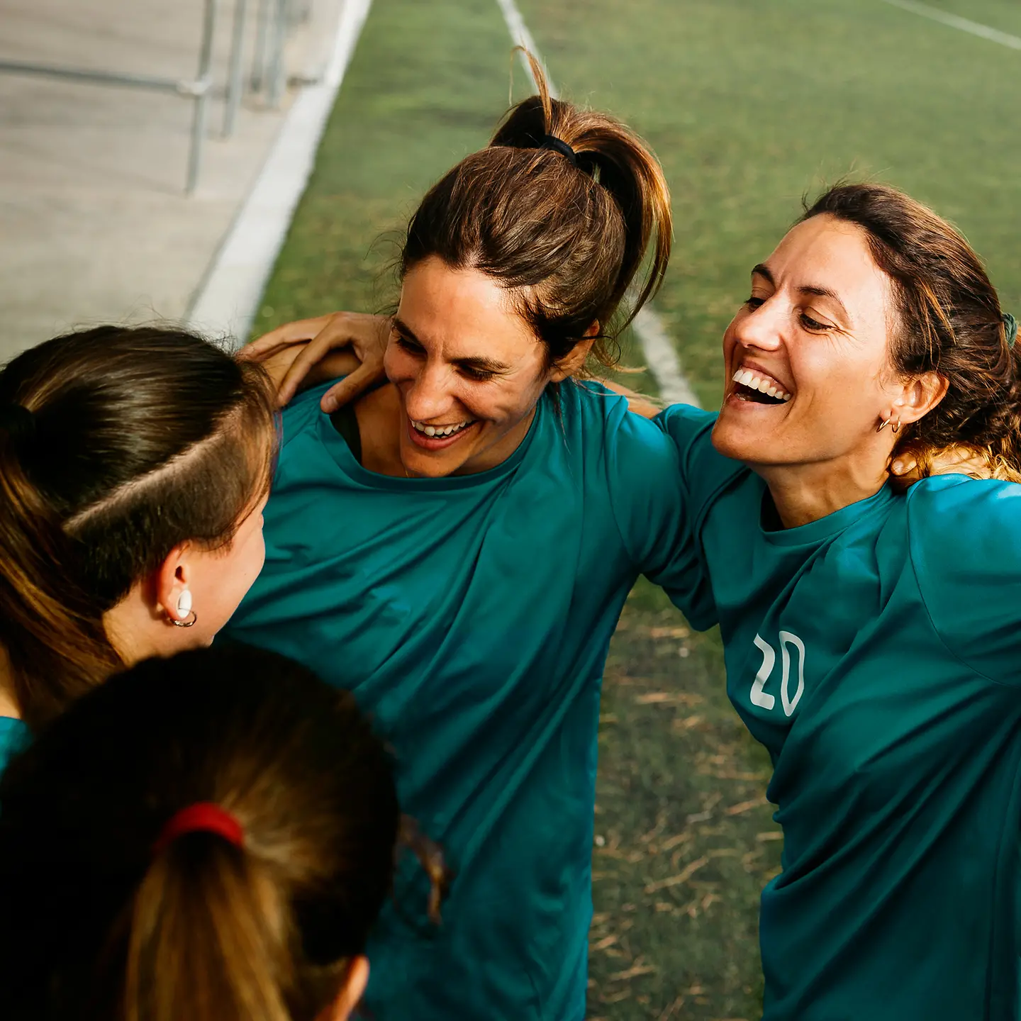 Eine Frauenfußballmannschaft feiert ihren Sieg und nimmt am Bonusprogramm der Barmer teil.