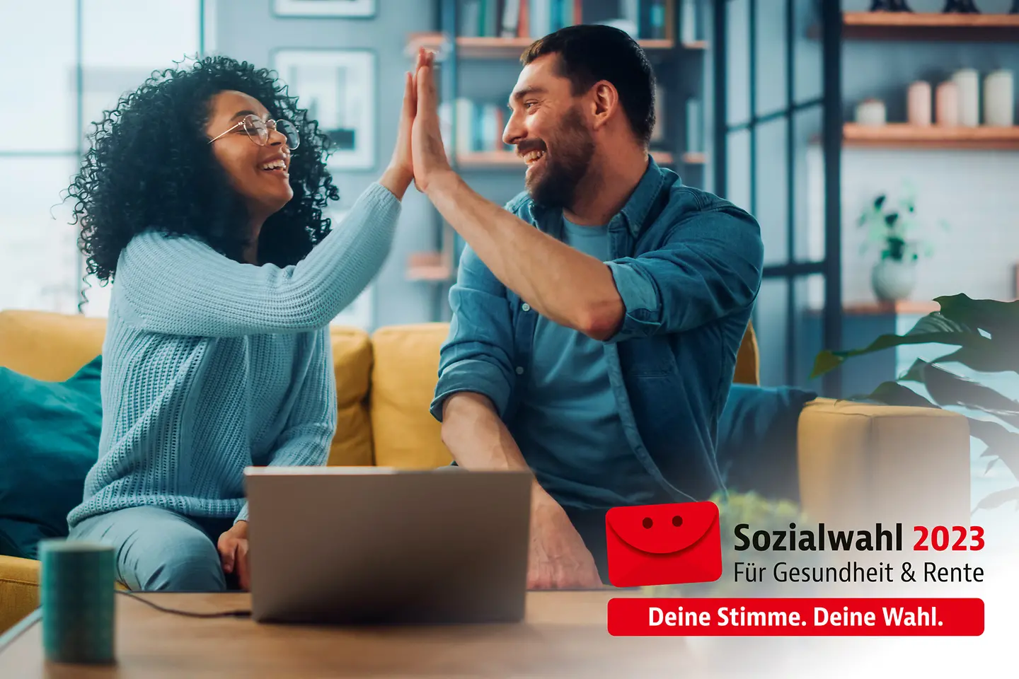 Zu sehen sind ein Mann und eine Frau auf dem Sofa