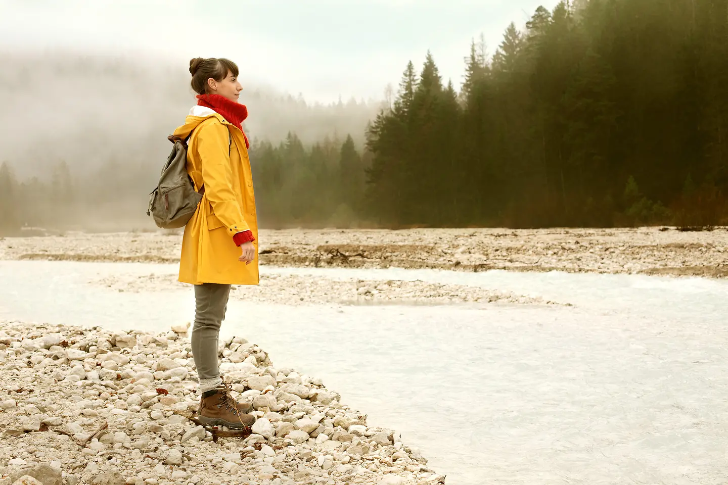 Eine einsame Frau steht am Flussbett