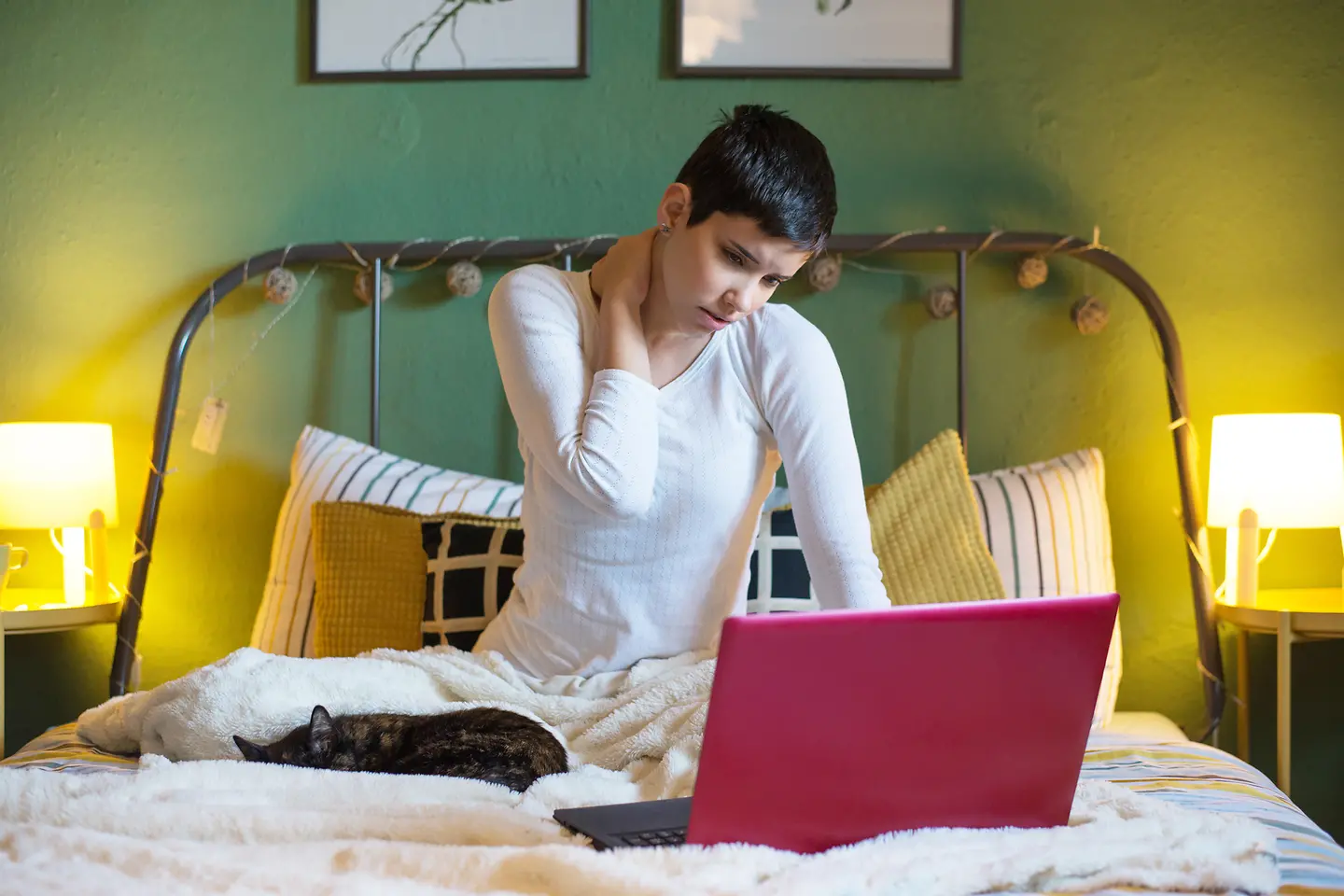 Eine einsame Frau leidet unter Verspannungen. 