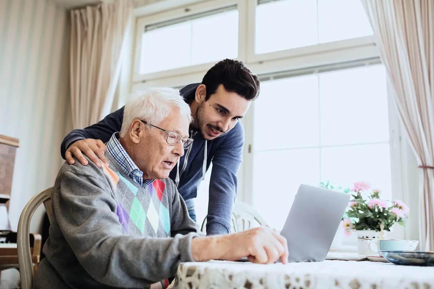 Ein junger Mann überwindet seine Einsamkeit und kümmert sich ehrenamtlich um einen Senioren. 