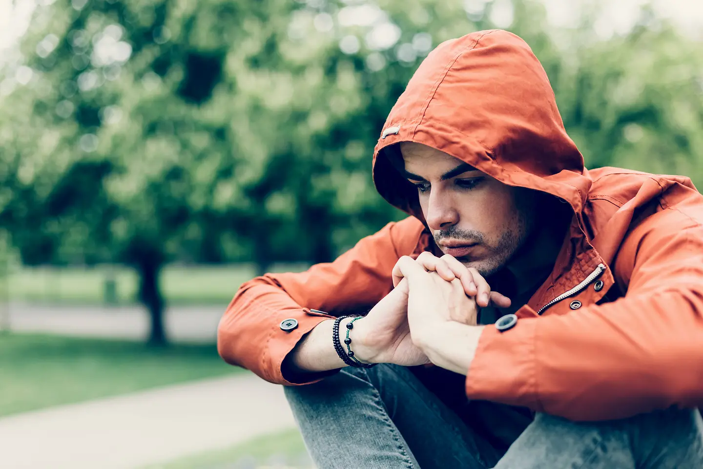 Ein junger Mann leidet unter Depressionen, die durch Einsamkeit ausgelöst wurden.