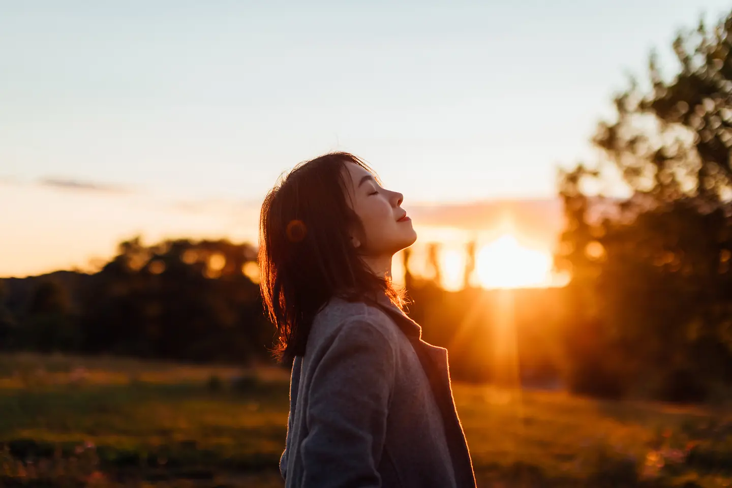 Eine junge Frau macht eine Entspannungsübung. 