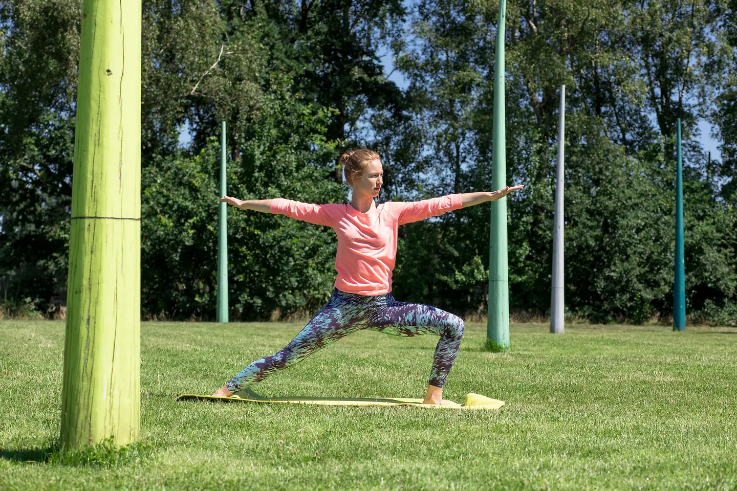 Frau macht draußen Yoga