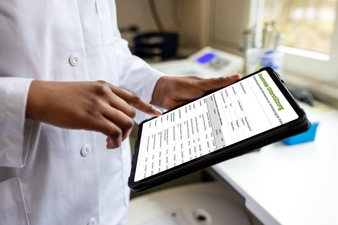 Eine Ärztin nutzt auf einem Tablet die BARMER eCARE