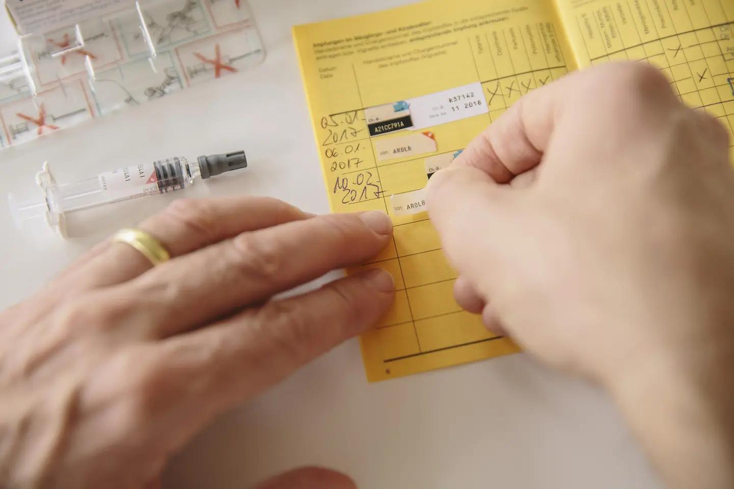 Eine neue Impfung wird im Impfpass hinzugefügt