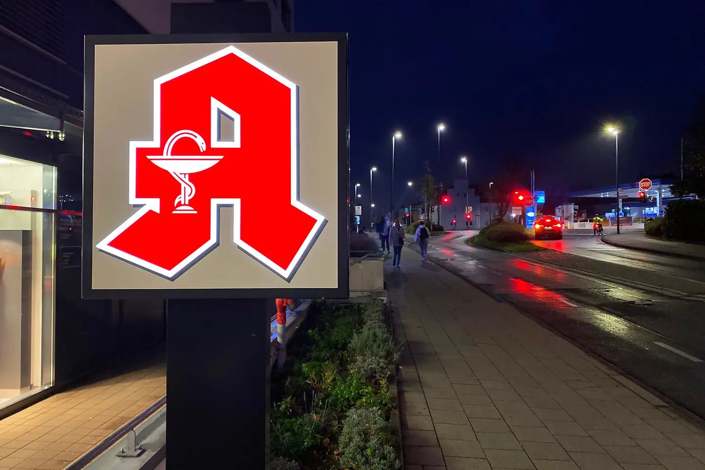 Zu sehen ist ein Apothekenschild an der Hauswand