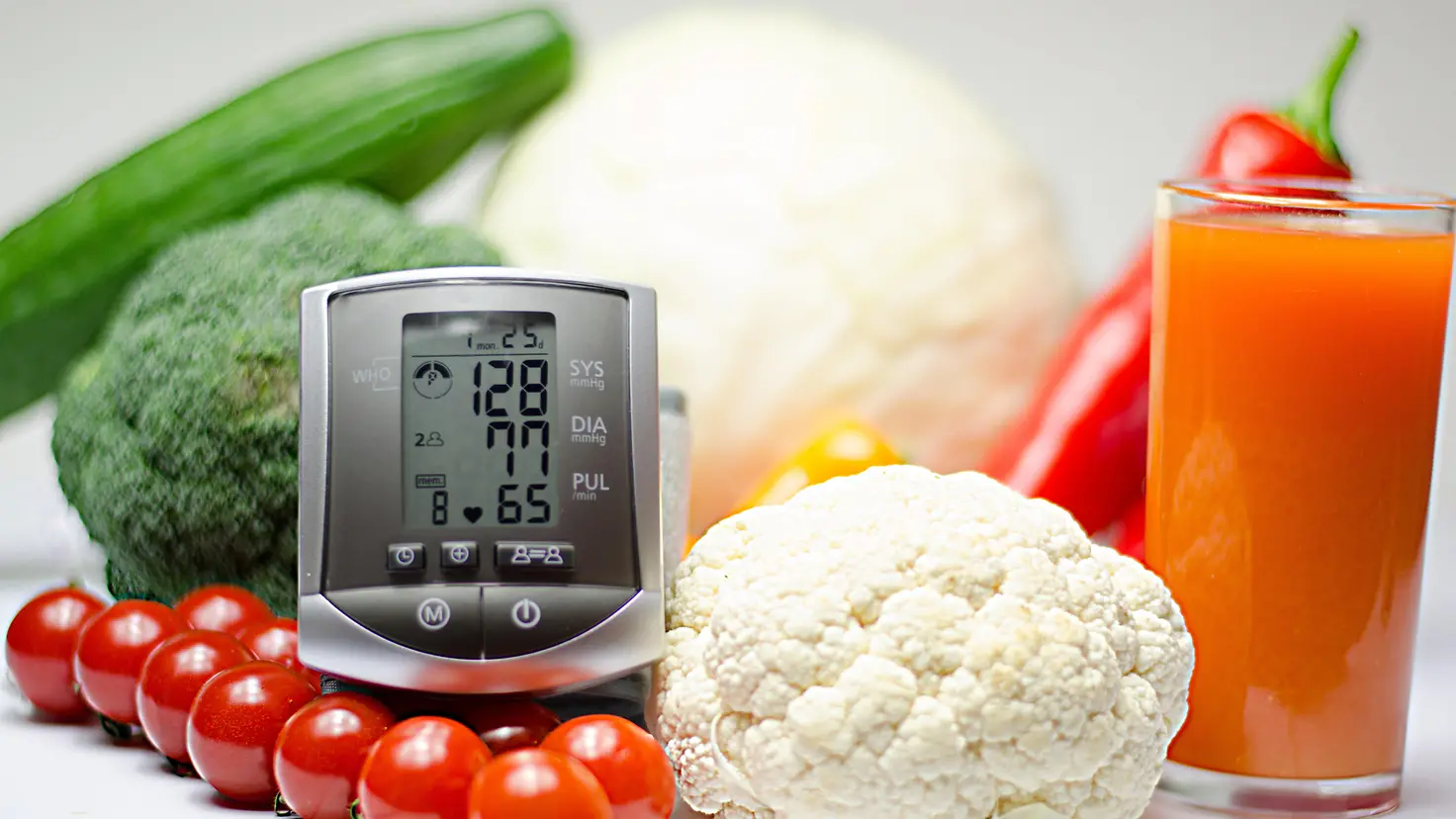 Zu sehen ist ein Blutdruckmessgerät und Gemüse