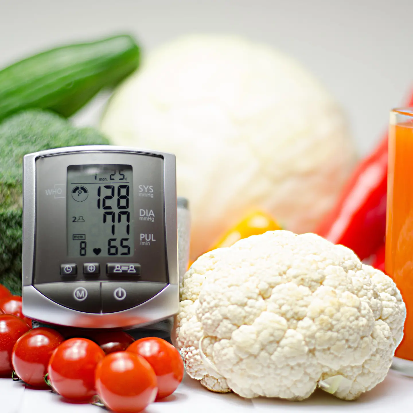 Zu sehen ist ein Blutdruckmessgerät und Gemüse