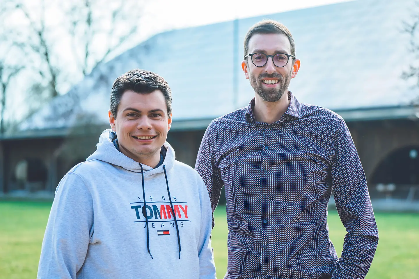 Florian Schäfer und Frank Schmidt vor einer Wiese.