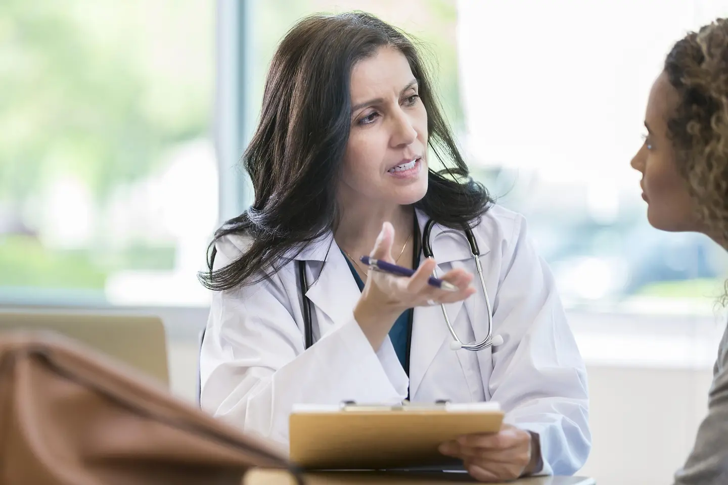 Ärztin klärt Patientin über die Untersuchung auf