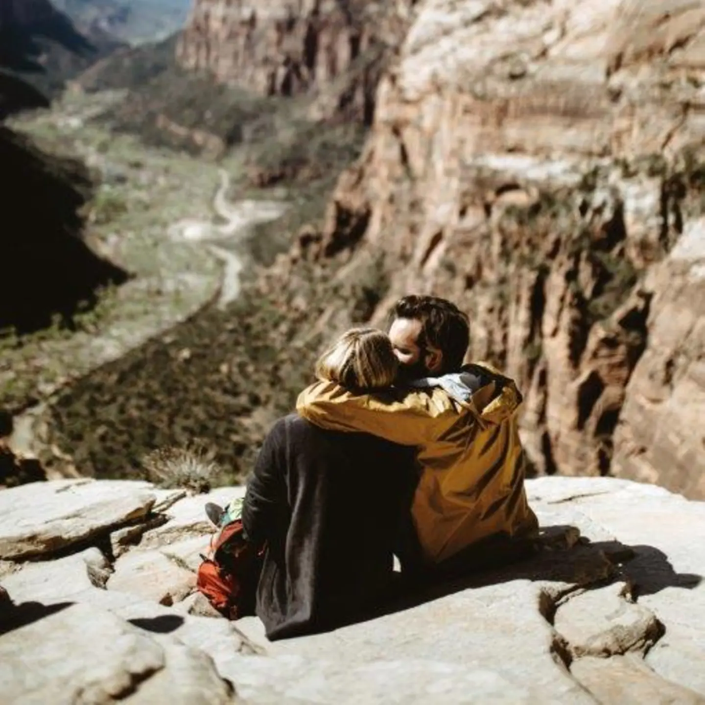 Paar genießt Ausblick in den Bergen
