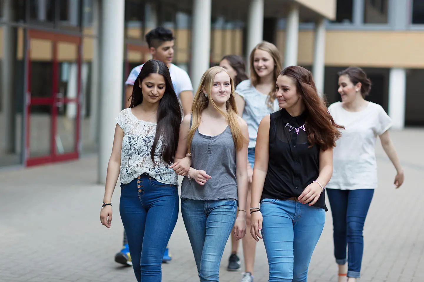 Zu sehen ist eine Gruppe von Jugendlichen 