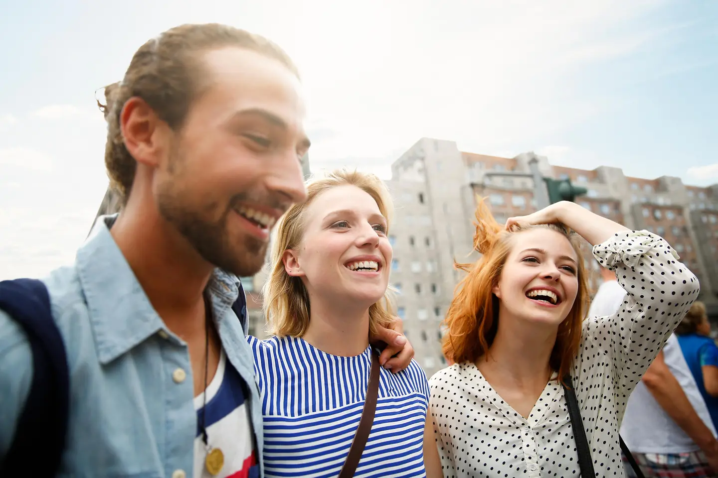 Drei junge Erwachsene lachen zusammen