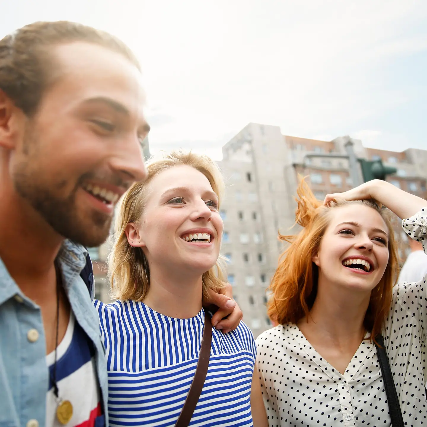Drei junge Erwachsene lachen zusammen