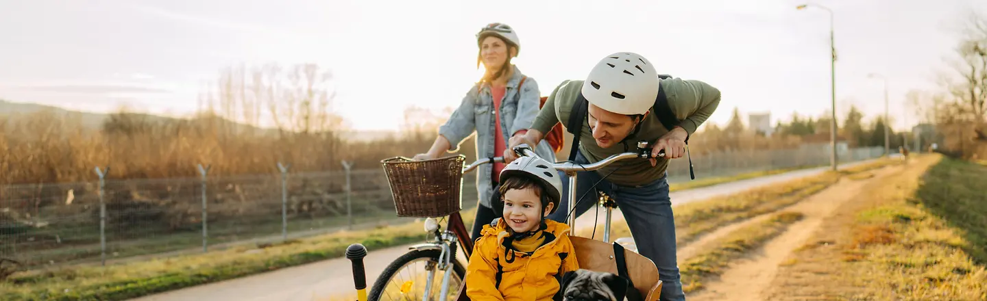 Eltern fahren Fahrrad mit ihrem Kind