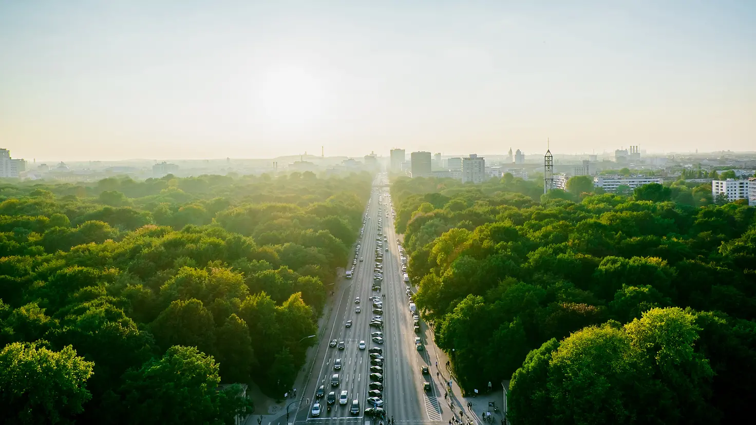 Blick auf die Straße durch den Tiergarten in Berlin