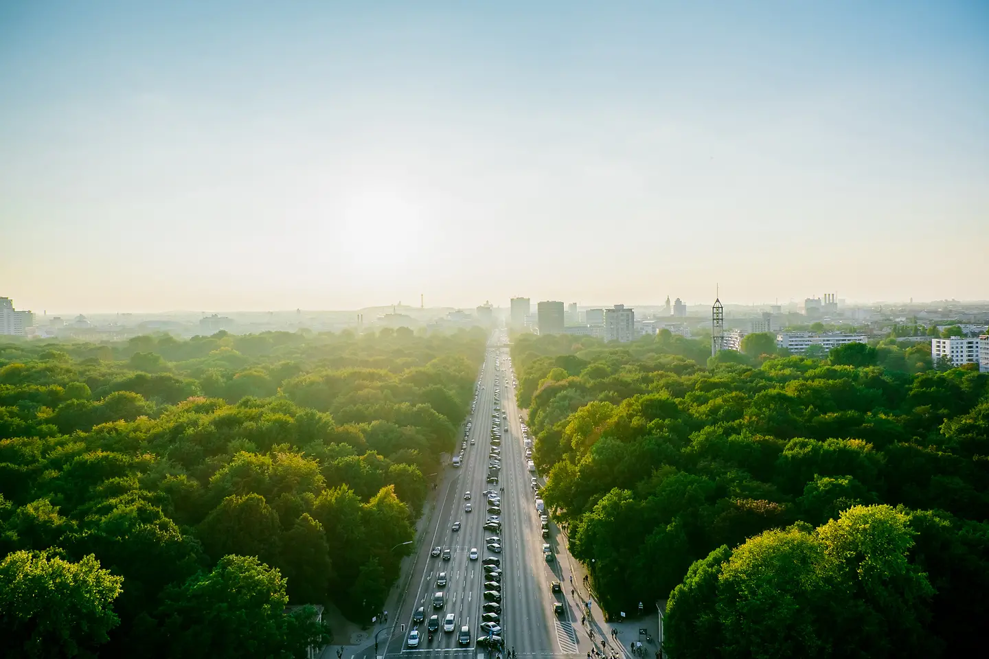 Blick auf die Straße durch den Tiergarten in Berlin