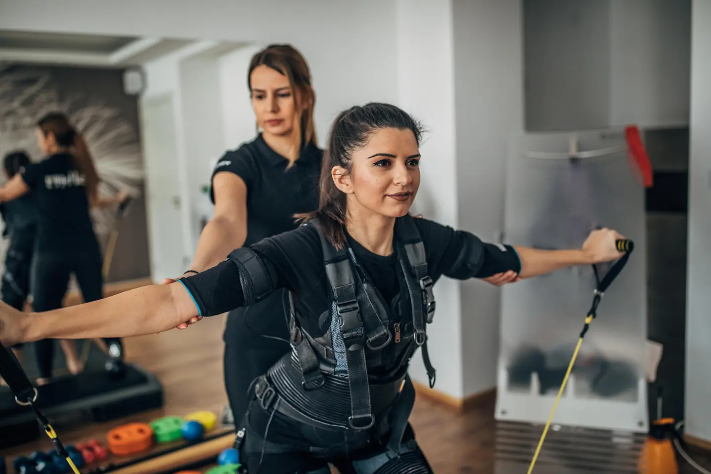 Eine junge Frau trainiert mit einer Personal Trainerin