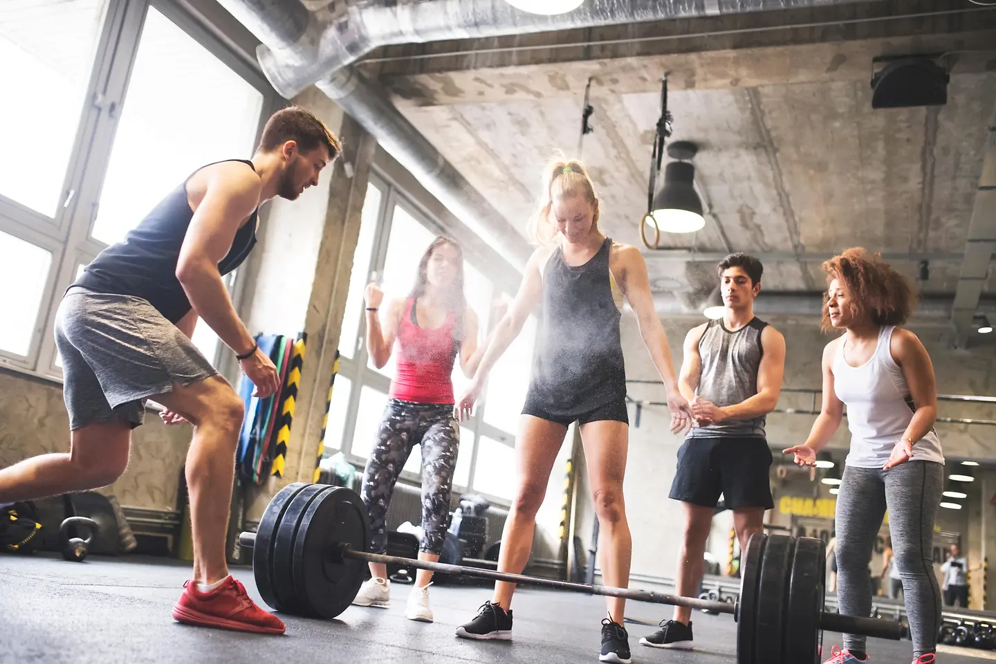 Eine junge Frau wird beim Training angefeuert