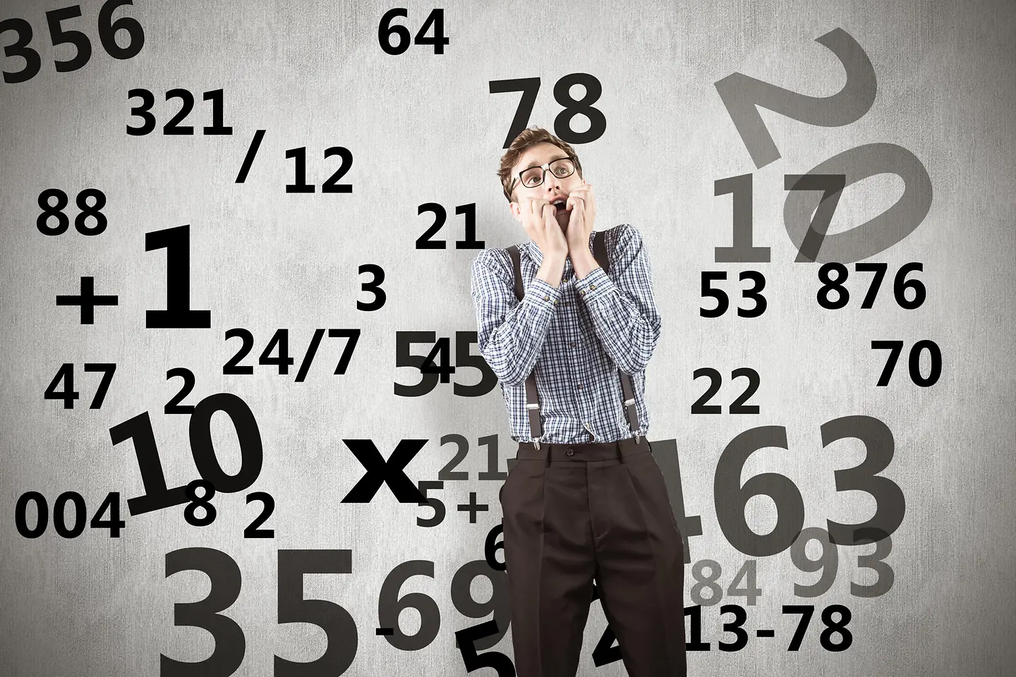 Zu sehen ist ein Mann, der verzweifelt vor einer Wand mit vielen Zahlen steht