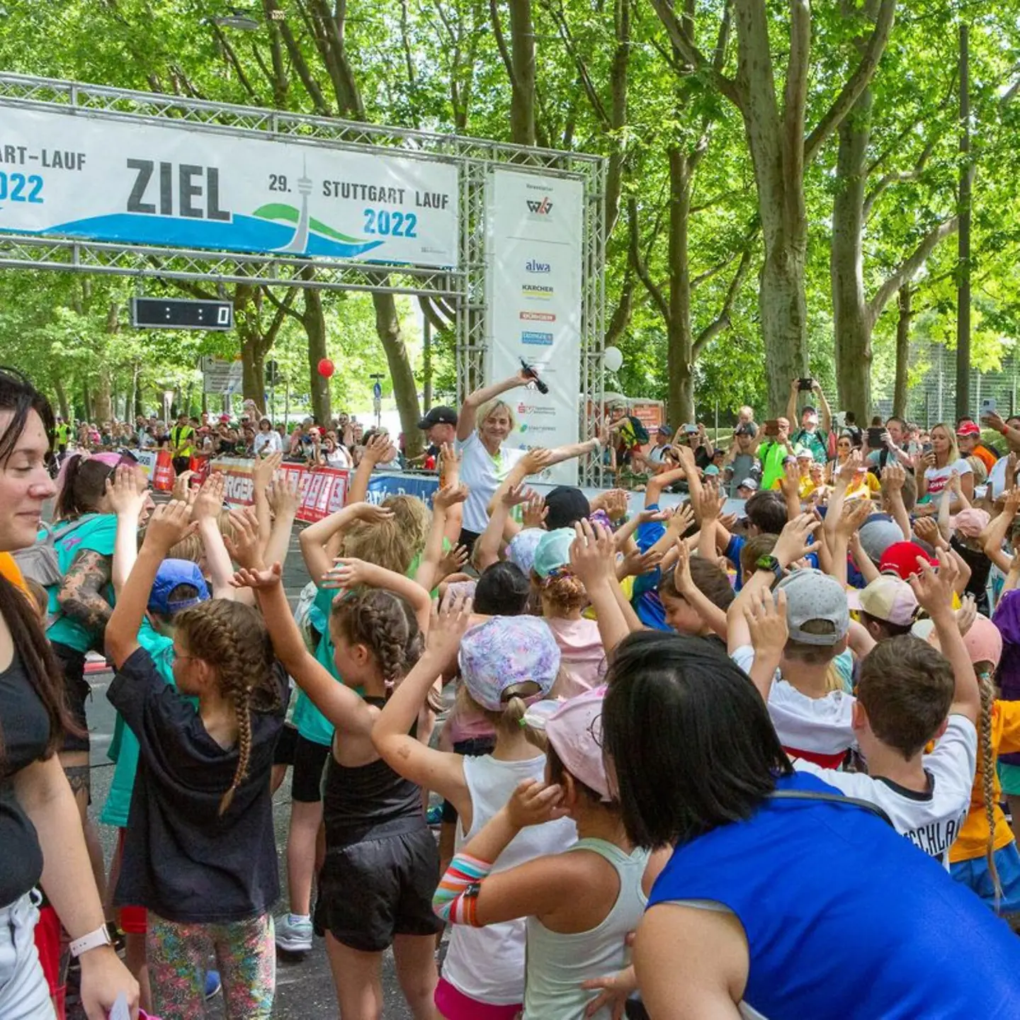 Vor dem Stuttgart-Lauf 2022 wärmen sich viele Kinder mit der Olympiasiegerin Heike Drechsler auf 