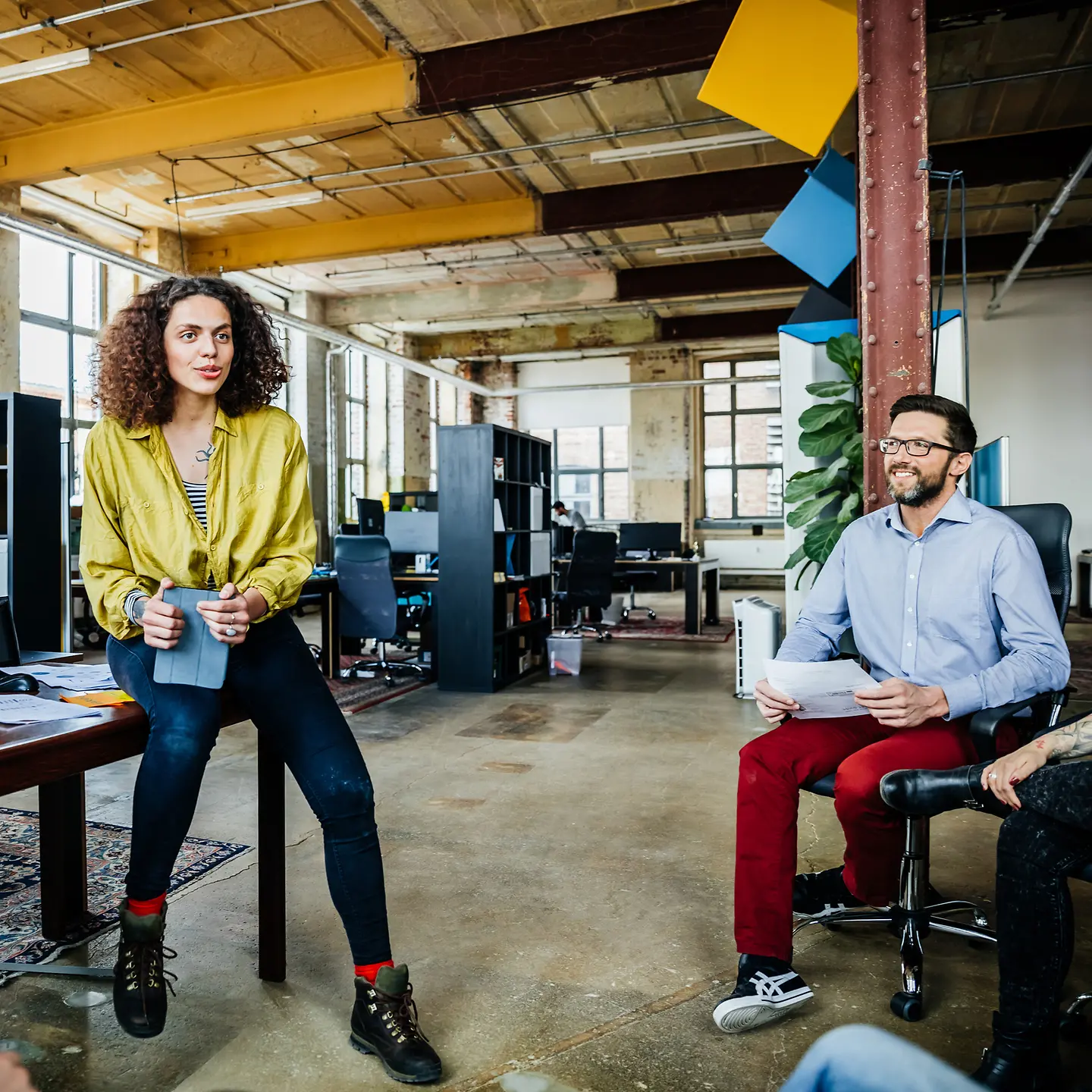 Eine junge Gründerin stellt ihr Businesskonzept im Team vor