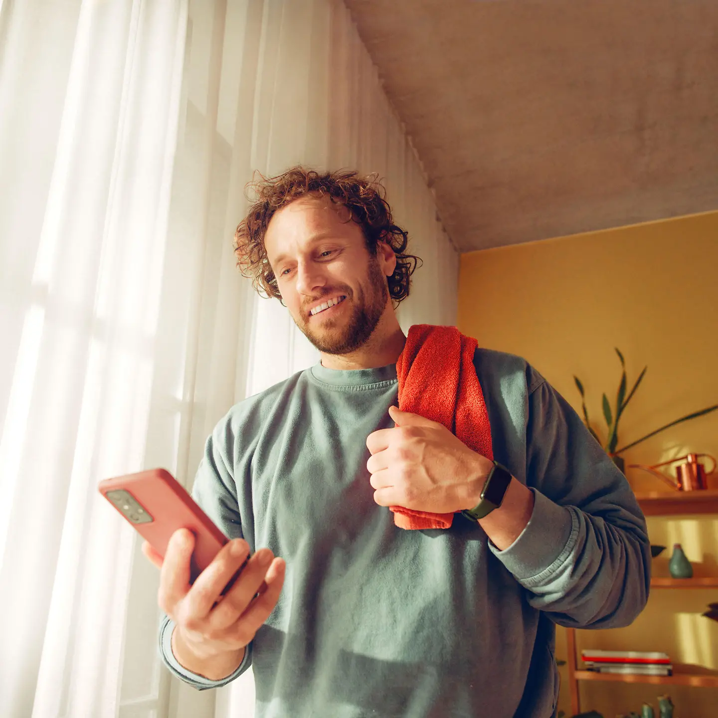 Ein Mann schaut seinen Punktestand im Bonusprogramm in der Barmer-App an. 