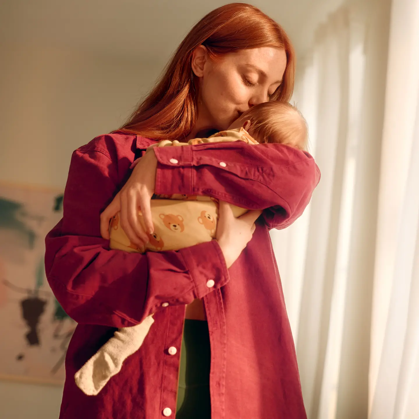 Eine Frau hält ihr Baby auf dem Arm. 