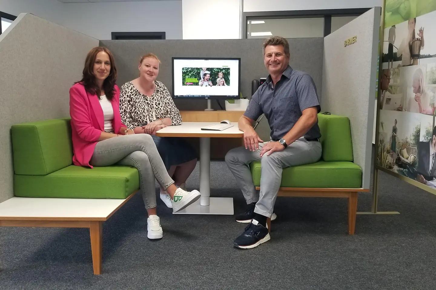 Drei Barmer-Beschäftigte sitzen in einer Beratungsbox.