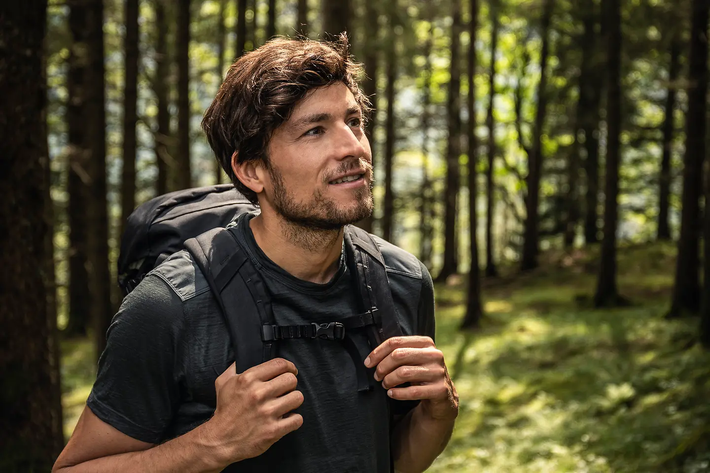 Ein Mann mit Rucksack macht einen Waldspaziergang. Bewegung tut bei psychischen Erkrankungen wie einer Schizophrenie gut.