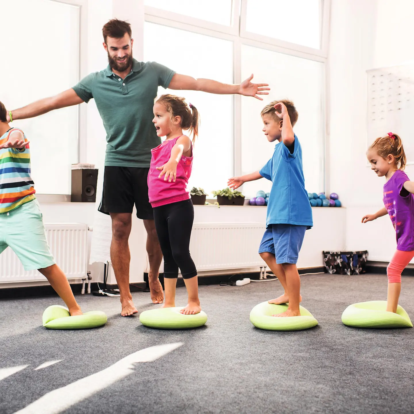 Junge Kinder machen Sport mit einem Trainer