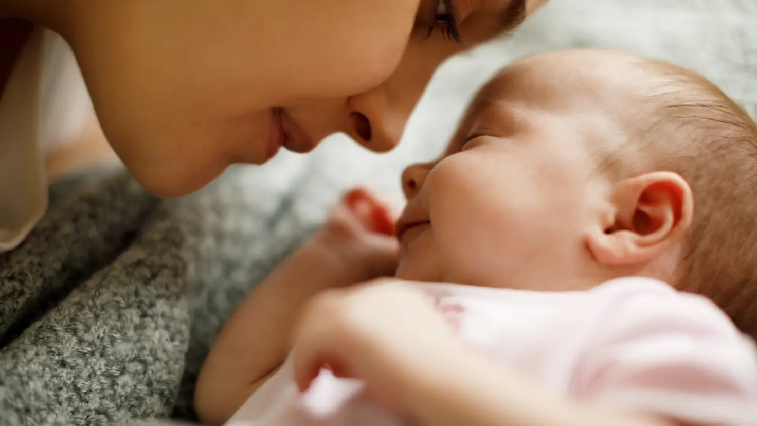 Einschlafprobleme beim Baby: Nähe, Geborgenheit und eine sichere Schlafumgebung sind wichtig für den gesunden Babyschlaf.