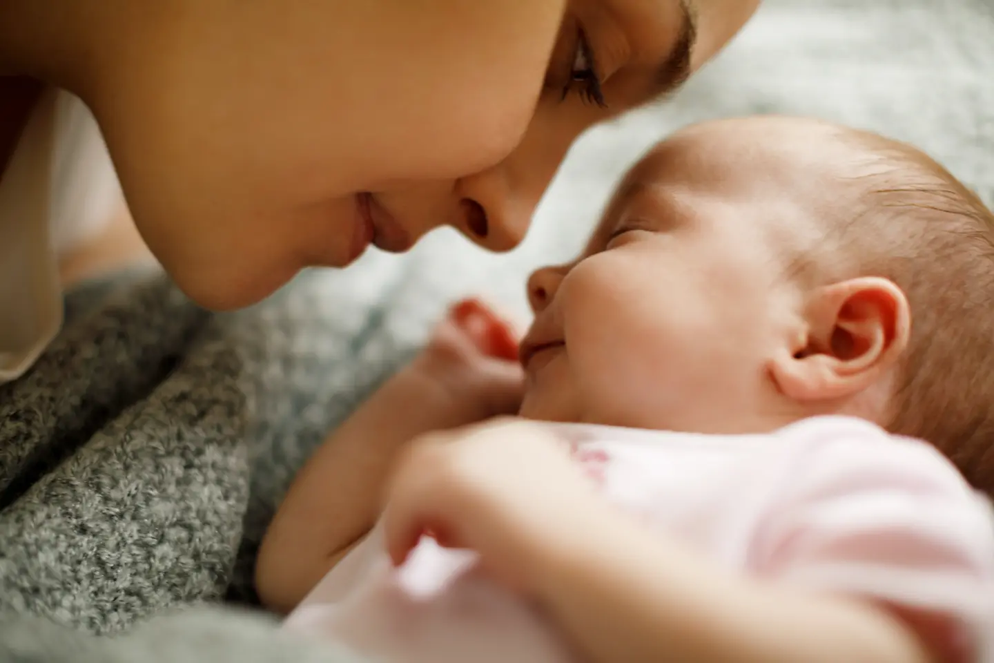 Einschlafprobleme beim Baby: Nähe, Geborgenheit und eine sichere Schlafumgebung sind wichtig für den gesunden Babyschlaf.