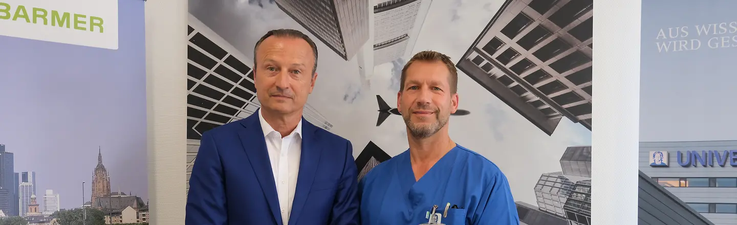 Martin Till, Landesgeschäftsführer Hessen BARMER, und Prof. Dr. Dr. Kai Zacharowski, Direktor der Klinik für Anästhesiologie, Intensivmedizin und Schmerztherapie am Universitätsklinikum Frankfurt, begrüßen den neuen Versorgungsstandard im Patient Blood Management (PBM).