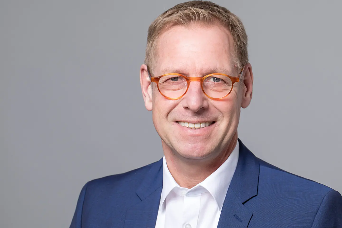 Ein Mann lächelt in die Kamera