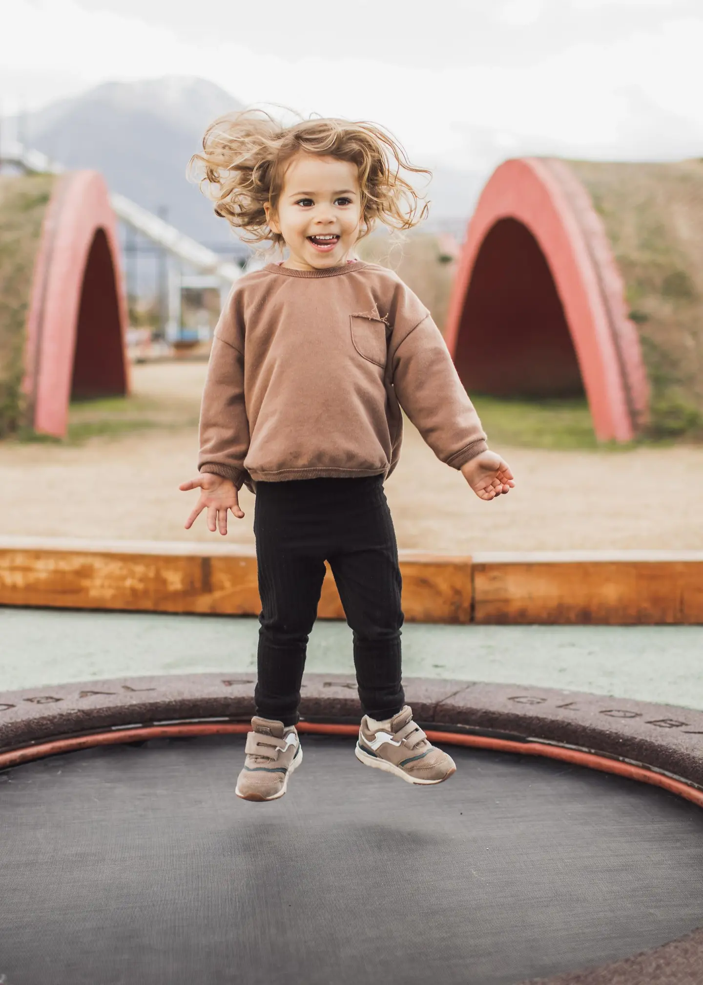 Ein Kind springt auf einem Trampolin