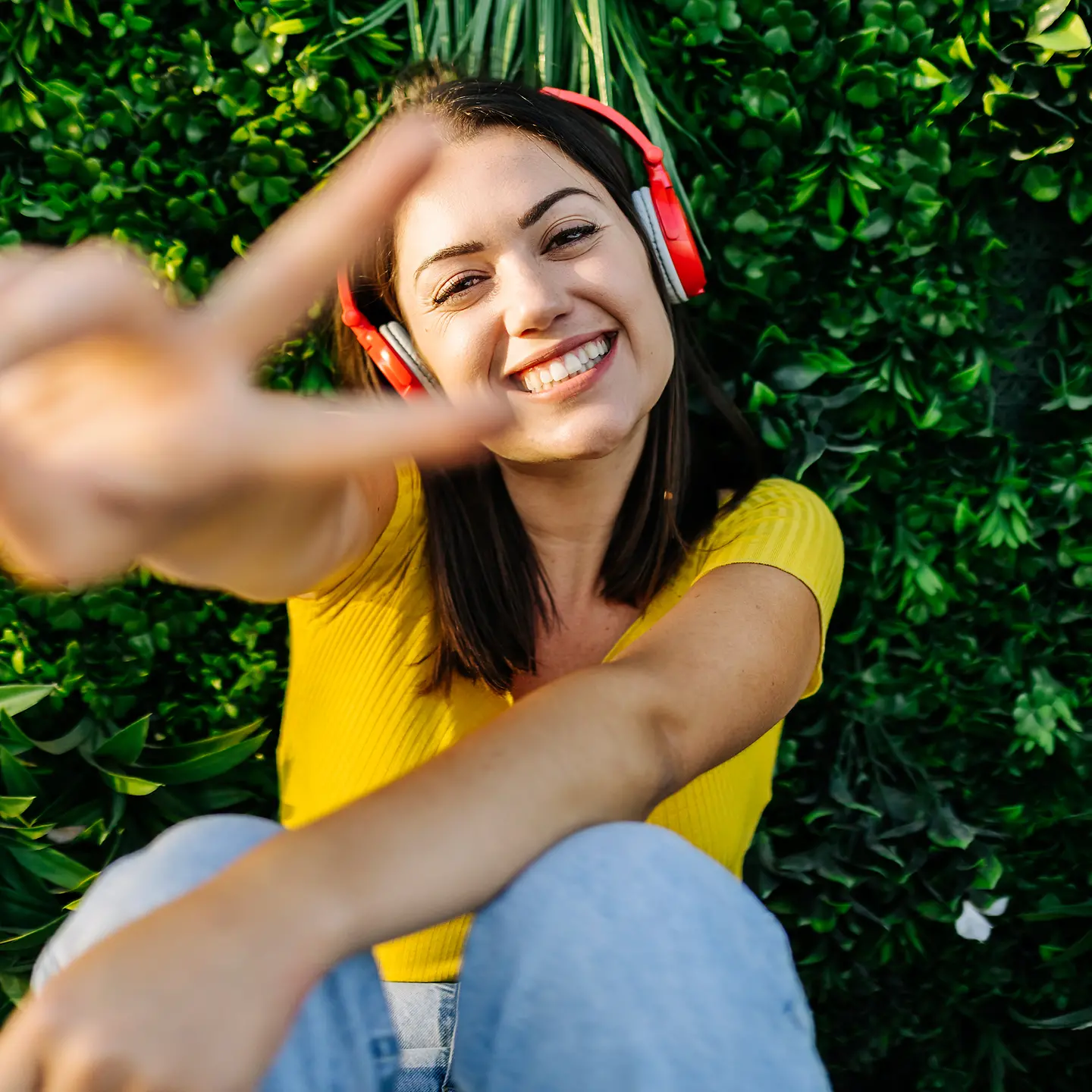 Eine fröhliche junge Frau mit Kopfhörern