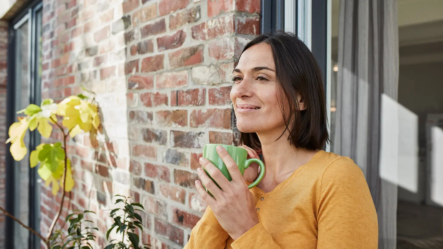 Eine Frau mit einer Teetasse in der Hand