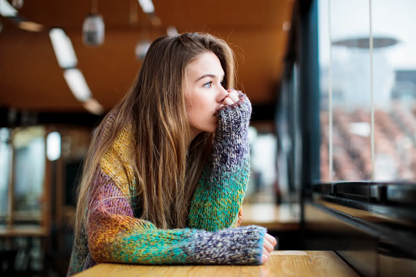 Eine junge Frau leidet unter ihren chronischen Schmerzen