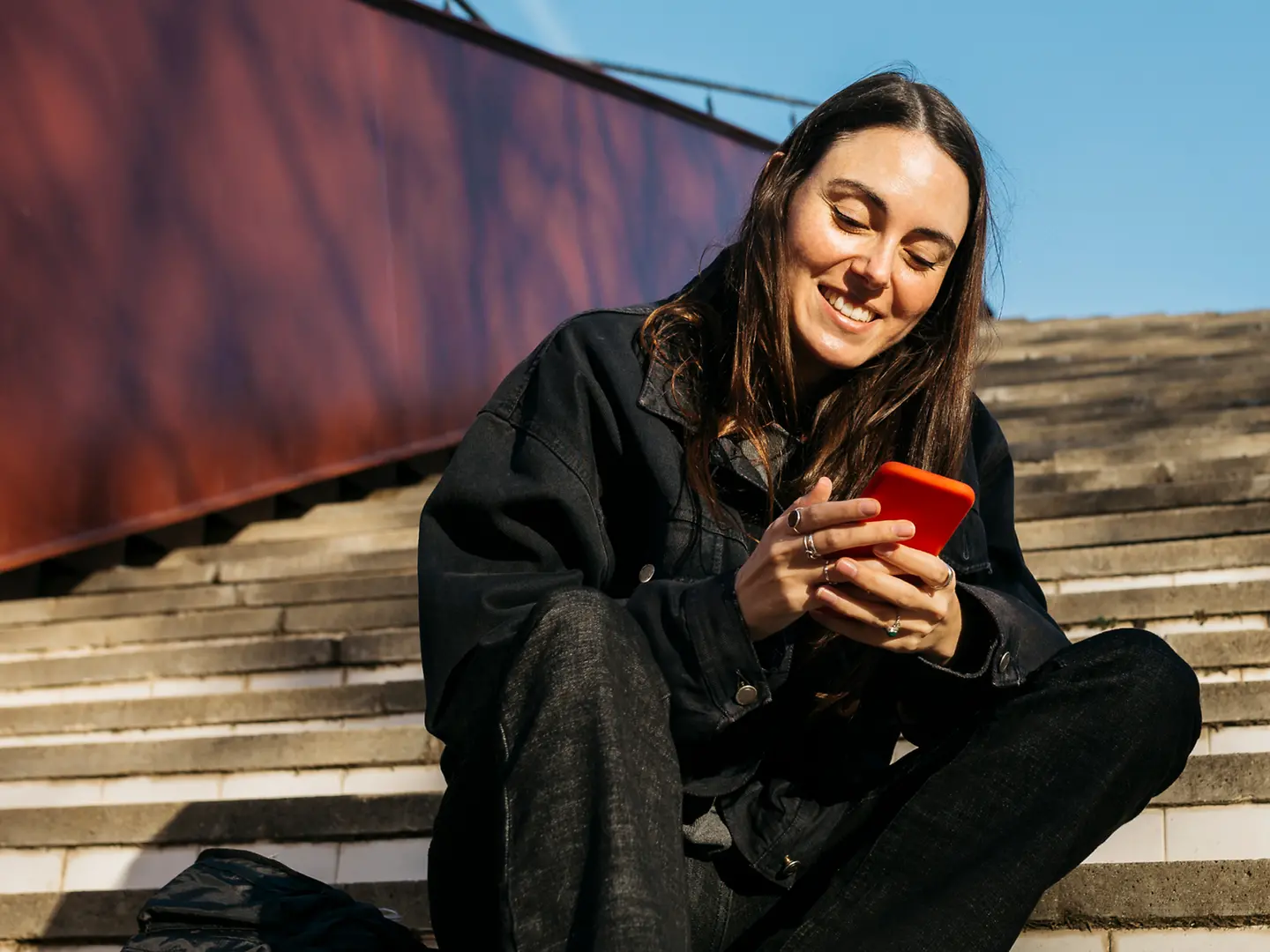 junge Frau informiert sich über ihr Smartphone im BARMER Newsletter