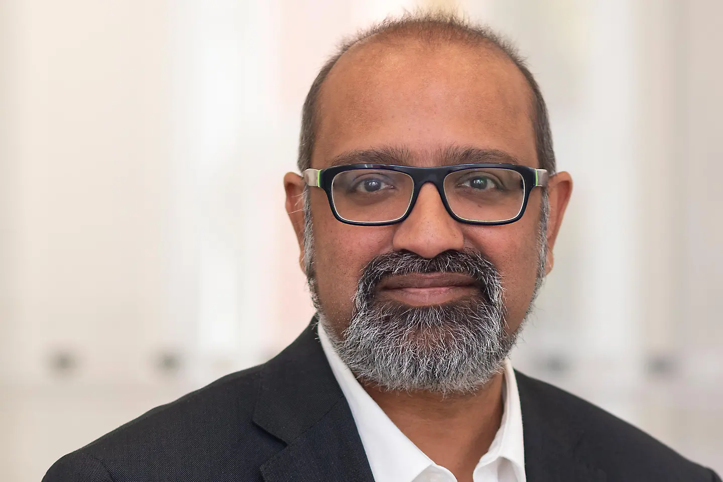 Joseph Winkler steht vor einer Wand.