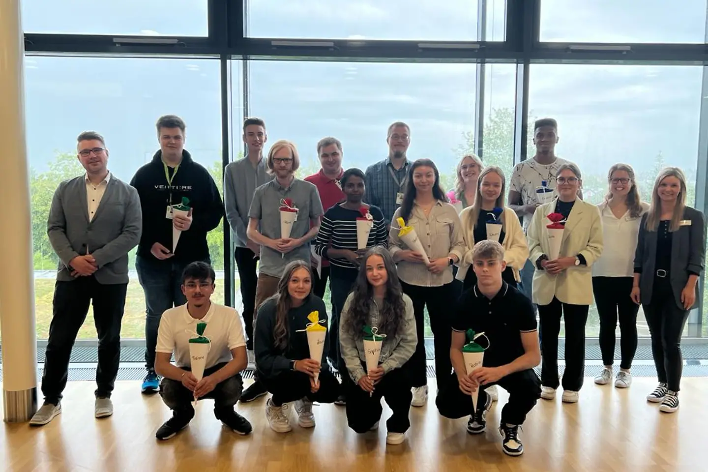 Gruppenfoto von den Azubis, die am 1. August 2023 ihre Ausbildung bei der BAMRER in Schwäbisch Gmünd beginnen.