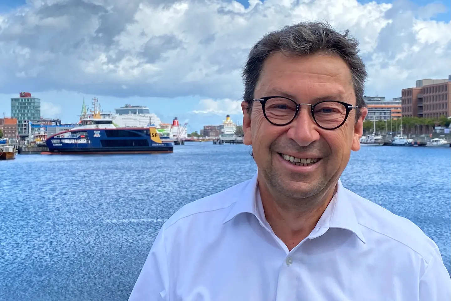 Stefan Kiendl steht vor dem Panorama der Kieler Hörn