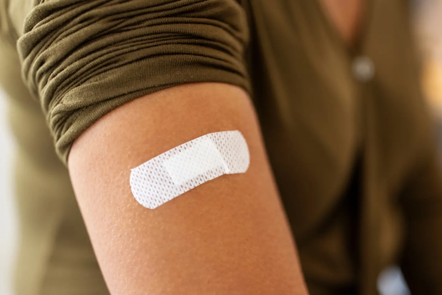 Oberarm mit Pflaster